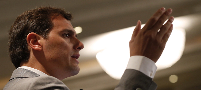 Albert Rivera promete ahora bajar el IRPF al 44% y exige a los bancos cerrar filiales en paraísos fiscales