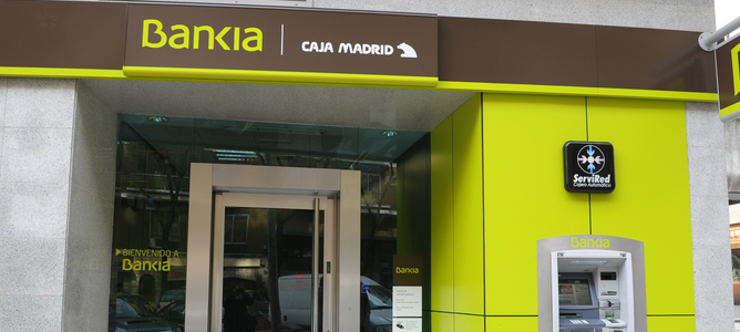 Las diferencias entre los seis bancos del IBEX 35 por oficina y empleado