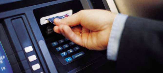 Las comisiones y las tarjetas gratis, claves para elegir un banco