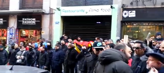 Escrache al concejal de Seguridad de la Policía de Madrid: ‘Dictador’