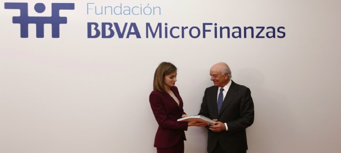 La Reina Letizia visita la Fundación Microfinanzas BBVA para conocer su actividad