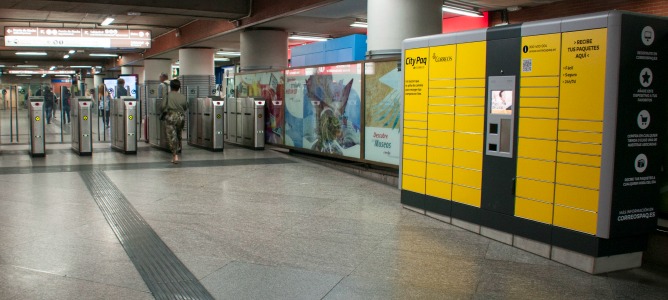 Renfe y Correos instalan máquinas de entrega y devolución automática de paquetería en estaciones