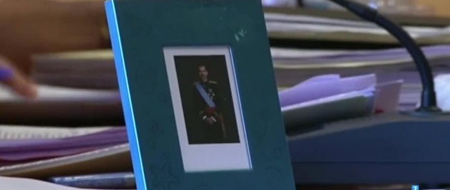 La foto tamaño carné del Rey en Torredembarra