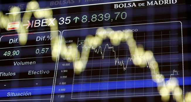 El Ibex 35 salva el día por las noticias empresariales