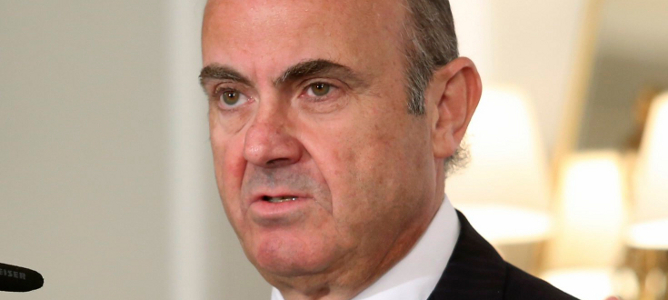 De Guindos: la banca no pagará por las hipotecas