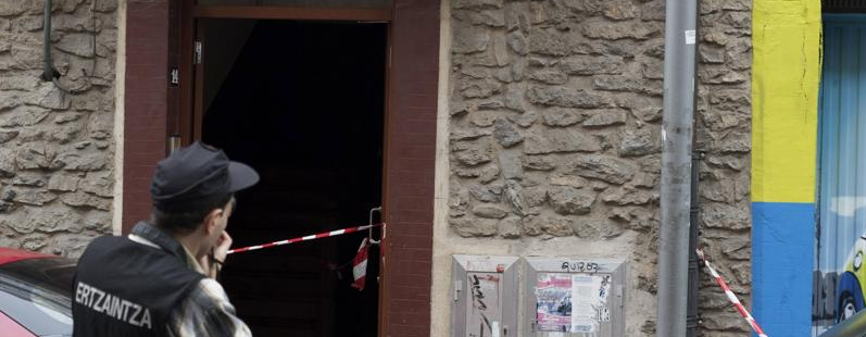 Un hombre tira por la ventana a una niña de 17 meses