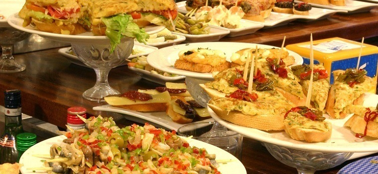 Fotografía facilitada por Saborea España de una gran variedad de tapas en la barra de un bar con motivo de la celebración del Día Mundial de la Tapa.