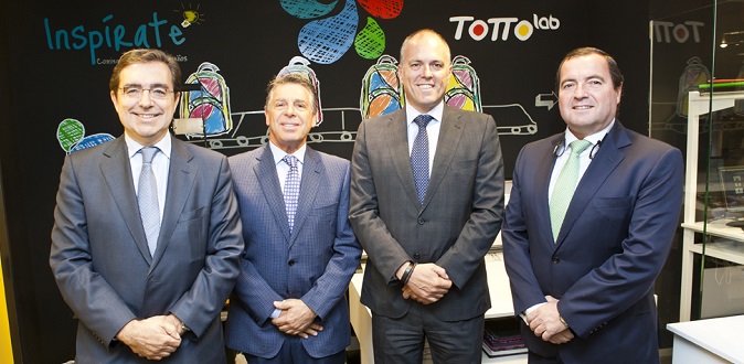 El Corte Inglés y Totto inauguran el primer centro europeo para personalizar mochilas