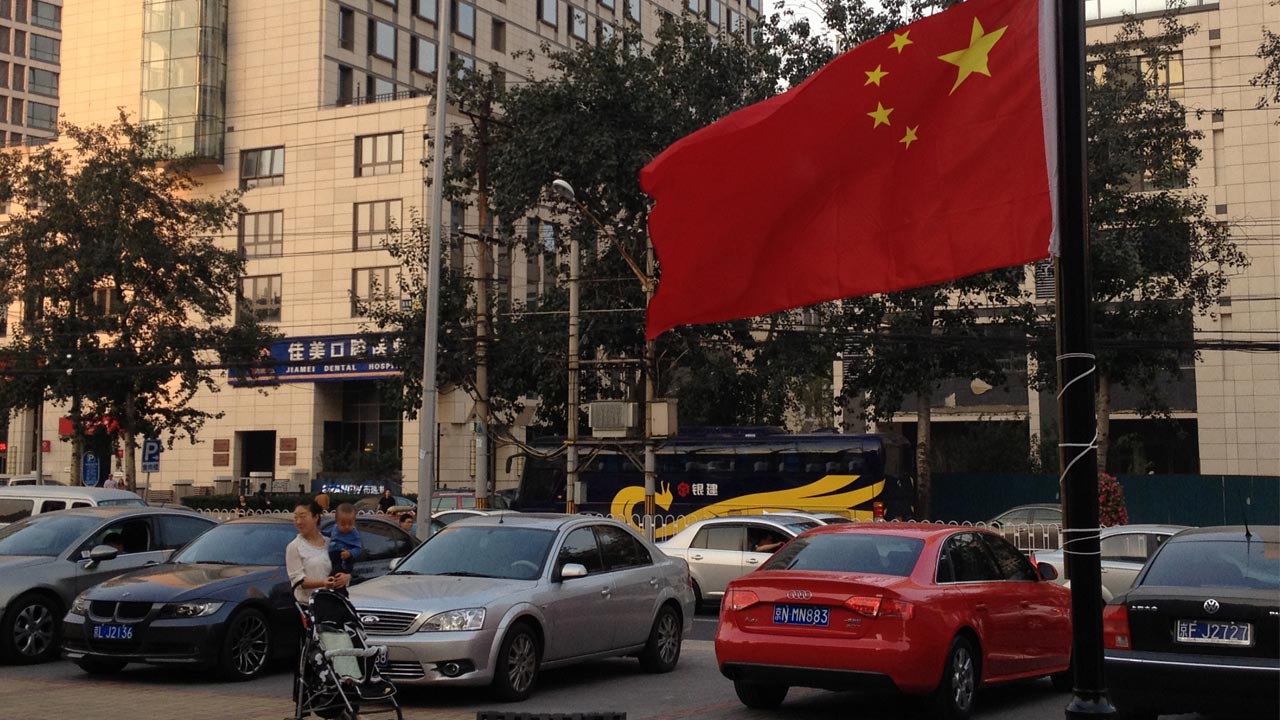 Debuta en China un autobús-túnel capaz de pasar por encima de los atascos