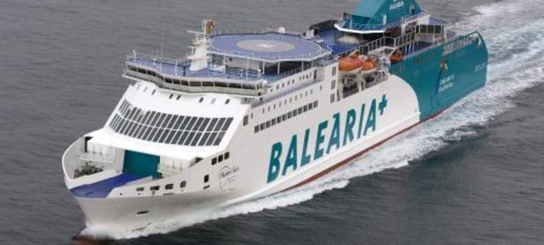 Balearia expedienta a un camarero tras las quejas de un catalanista