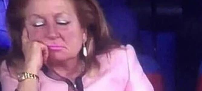 Los mejores memes de la mujer de Villar que se durmió en el palco del Calderón