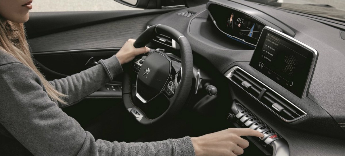 Adiós a los pinos aromáticos, el Peugeot 3008 permite elegir el olor del coche