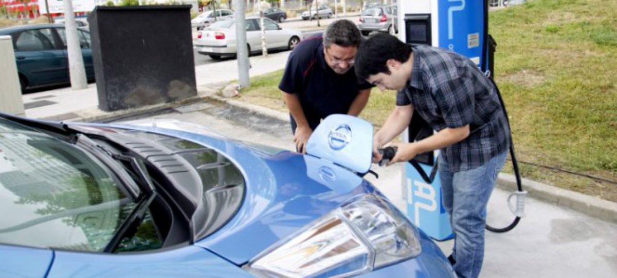 La mayoría de los conductores de híbridos desconocen que la batería se regenera