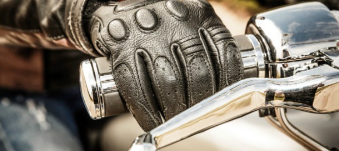Los motoristas franceses tendrán que llevar guantes desde el 20 de noviembre