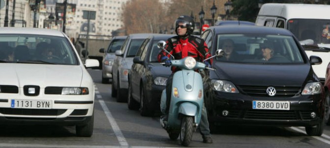 Cambiar un 10% los coches por motos reduce casi a la mitad los atascos