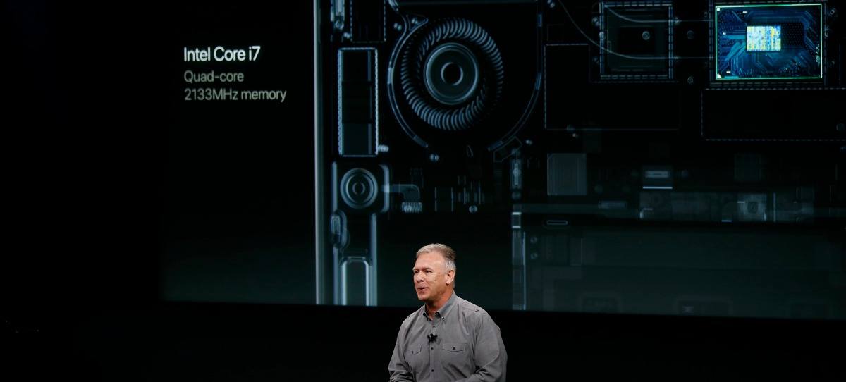 El vicepresidente de mercadotecnia mundial, Phil Schiller durante la presentación de las actualizciones y prestaciones técnicas del Apple Macbook Pro./EFE