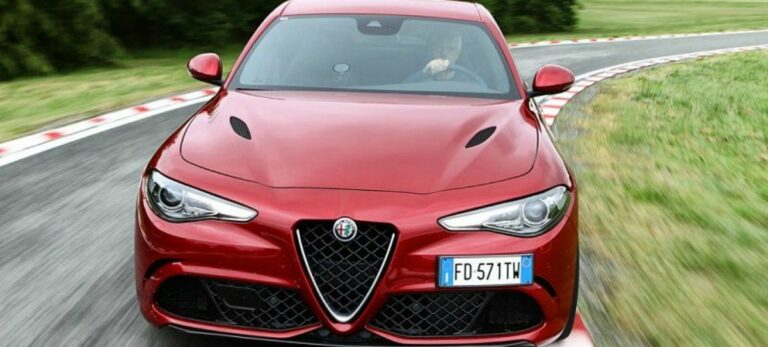 El Alfa Romeo Giulia Quadrifoglio automático marca récord en Nürburgring - EFE