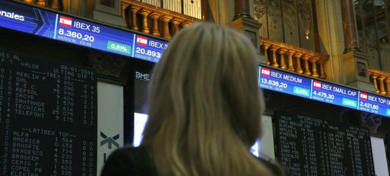 Inversor ante las pantallas del Ibex 35