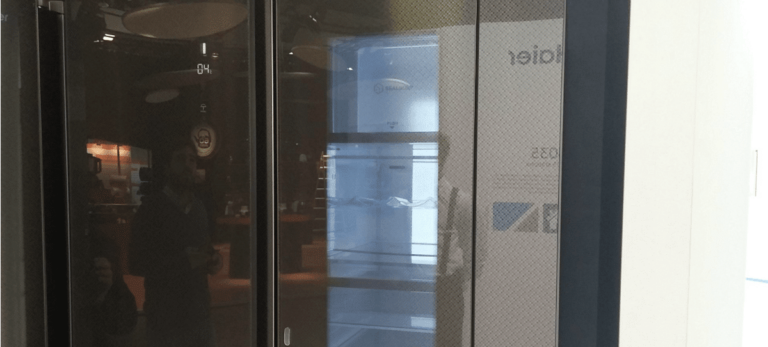 Una nevera con puerta inteligente