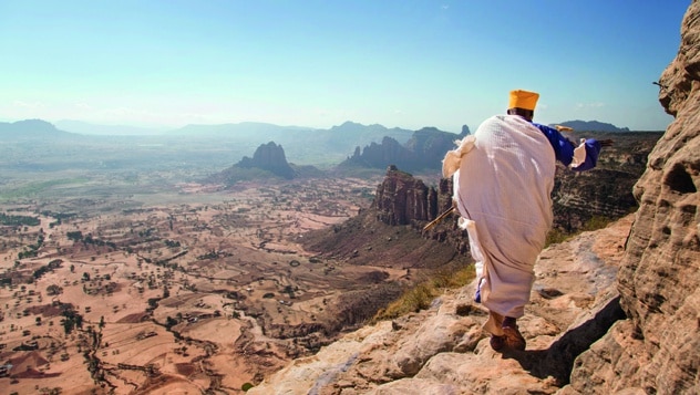  Sacerdote sobre la peligrosa ruta de subida a una de las Iglesias excavadas en roca en Etiopía © Philip Lee Harvey / Lonely Planet 