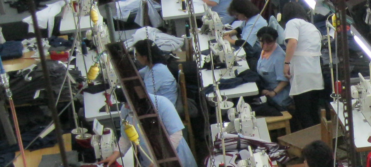Proveedores de firmas de moda internacionales emplean a refugiados sirios