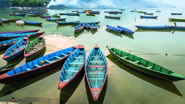  Barcas junto al nepalí lago Pokhara, junto a tres de las montañas más altas del mundo © Jacek Kadaj / Getty Images