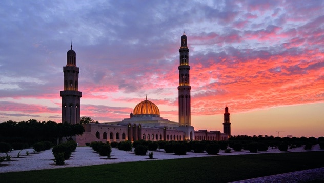  La gran mezquita del sultán Qaboos, en la seductora Muscat, la capital de Omán © Ahmed Al-Shukaili / Getty Images