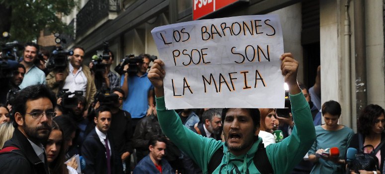 Podemitas se infiltran en Ferraz para insultar a los barones del PSOE