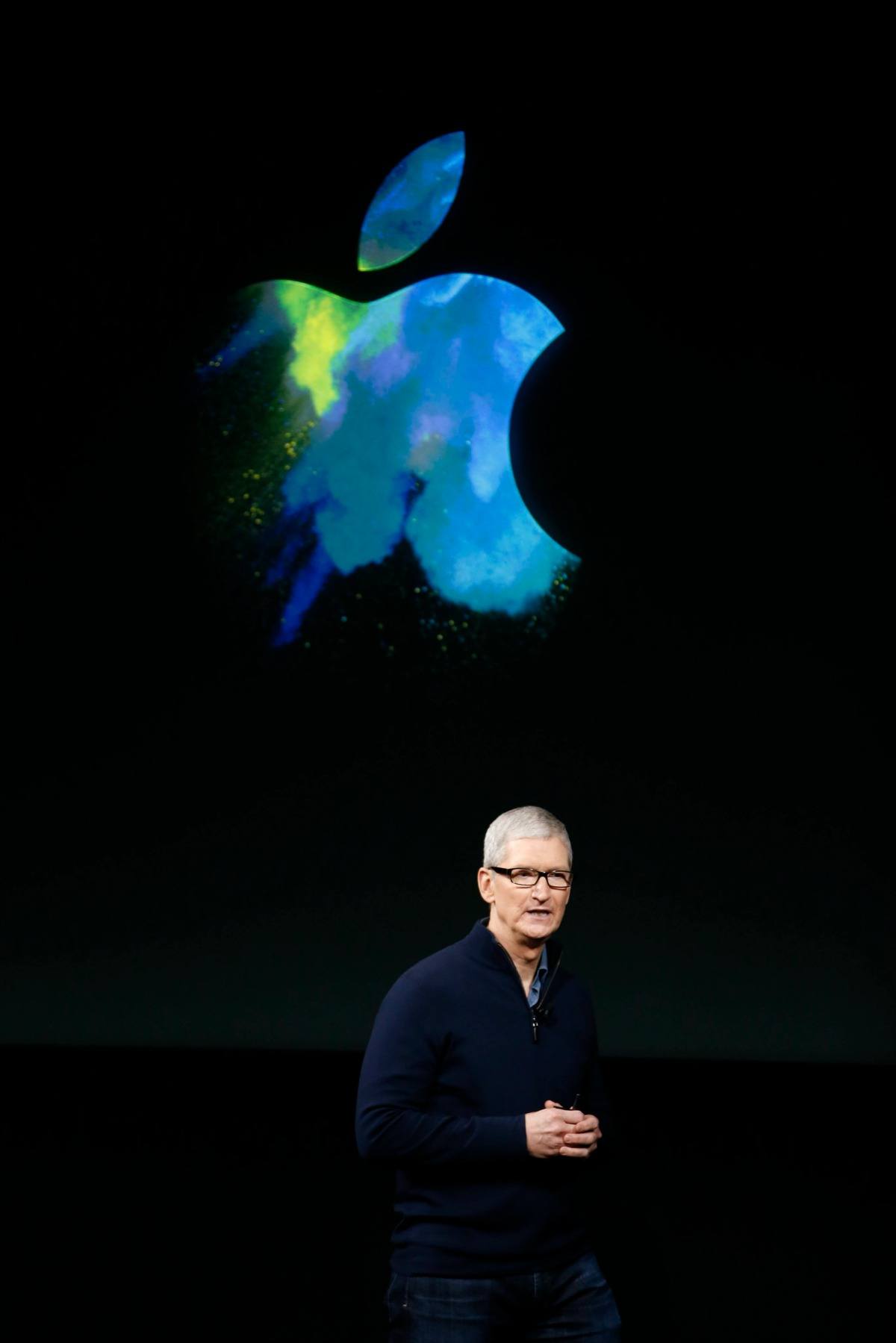 l presidente de Apple, Tim Cook presenta el Apple Macbook Pro durante un evento para dar a conocer las actualizaciones y nuevos productos de la compañía en la sede de Apple en Cupertino, California, Estados Unidos hoy 27 de octubre de 2016.