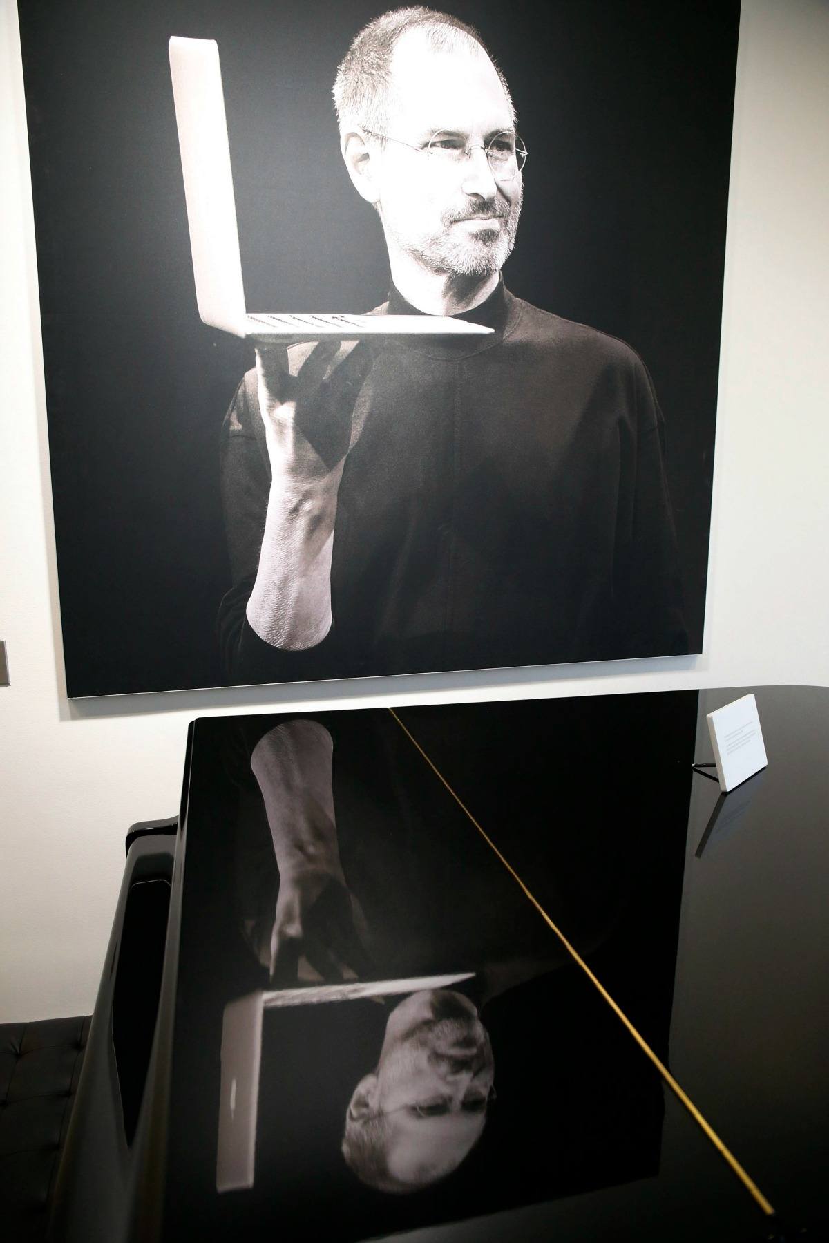 l presidente de Apple, Tim Cook presenta el Apple Macbook Pro durante un evento para dar a conocer las actualizaciones y nuevos productos de la compañía en la sede de Apple en Cupertino, California, Estados Unidos hoy 27 de octubre de 2016.