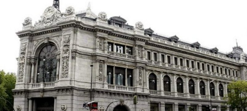 Más despidos y comisiones, soluciones a la crisis de la banca
