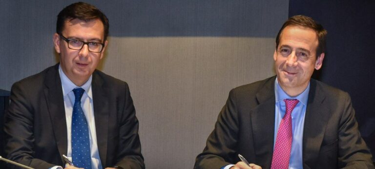 Gortázar y Escolano en la firma del acuerdo de CaixaBank y el BEI