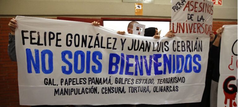 Estudiantes protestan contra Felipe González en la Universidad Autónoma de Madrid