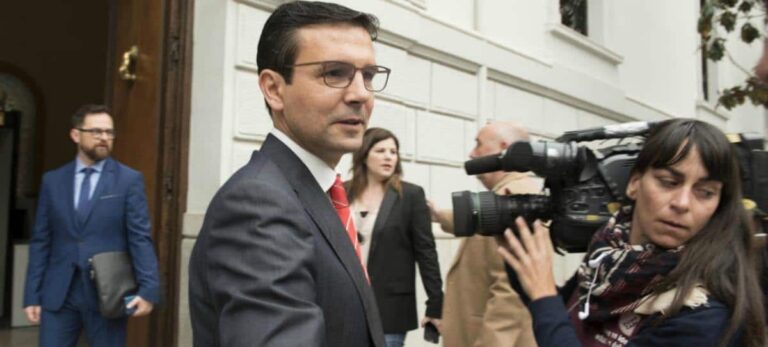 El socialista Francisco Cuenca a su llegada al Ayuntamiento./Efe