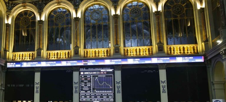 La Bolsa de Madrid con un panel del IBEX 35