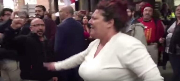 Una señora se enfrenta sola a un grupo de separatistas.
