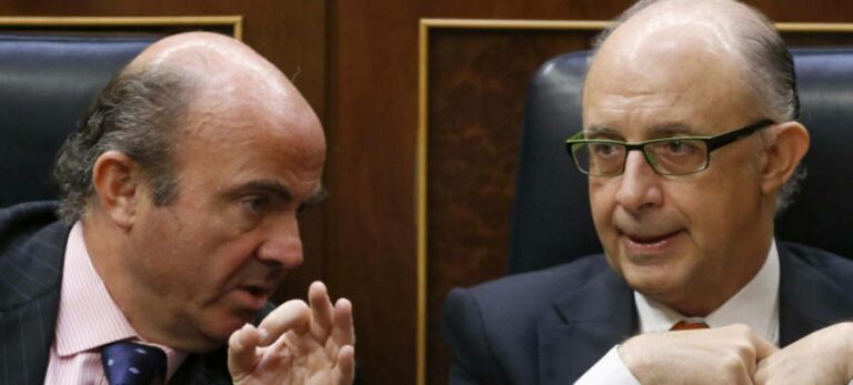 Montoro (derecha) y De Guindos (izquierda)