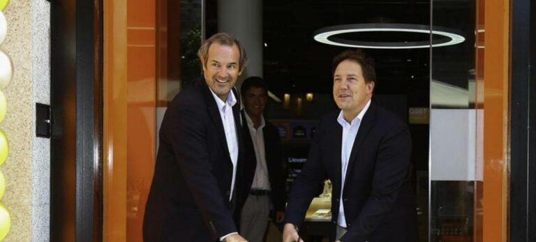 Laurent Paillassot inaugurando una tienda de Orange