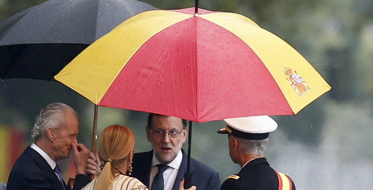 La tienda del paraguas de Cifuentes hace el agosto