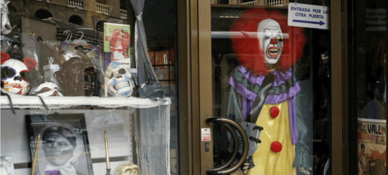 Un dizfraz de payaso diabólico expuesto en una tienda valenciana.