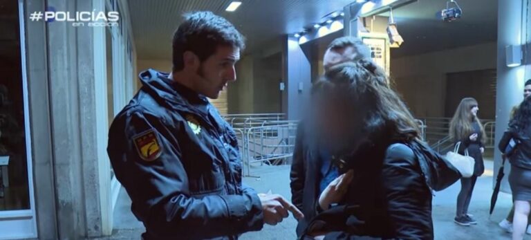 La paciencia de la policía: Una joven se tira al suelo y acusa al policía de tirarla