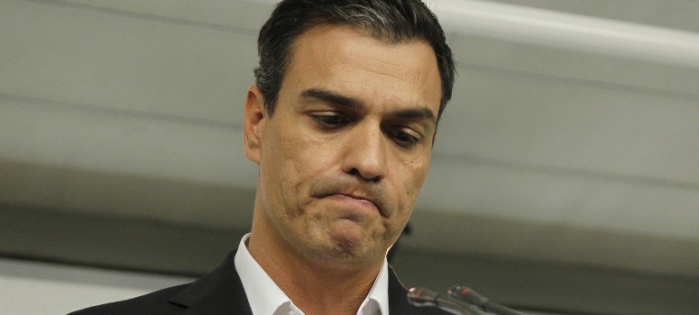 Sánchez retira las urnas y los críticos recogen firmas para echarle