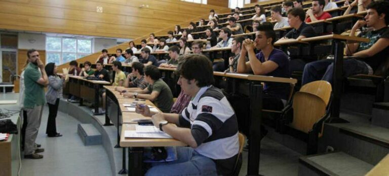 Imagen de un grupo de alumnos en las pruebas de acceso a la Universidad.