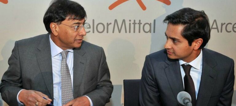 El consejero delegado de ArcelorMittal Lakshmi Mittal y el director financiero Aditya Mittal