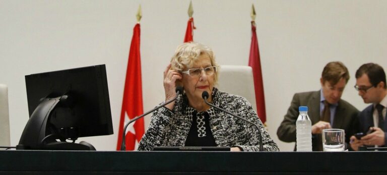 La alcaldesa de Madrid, Manuela Carmena, durante el Pleno del Ayuntamiento.