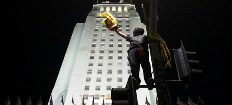 1.500 dólares a la semana por protestar contra Trump