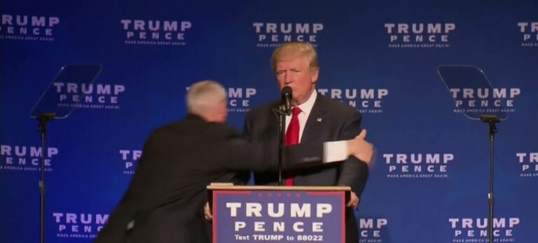 Elecciones EE.UU - El Servicio Secreto saca a Trump de escena durante un mitin por un intento de agresión