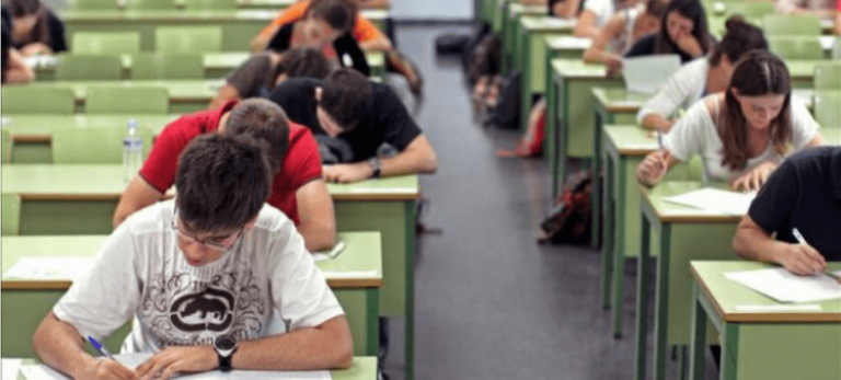 Estudiantes en una aula