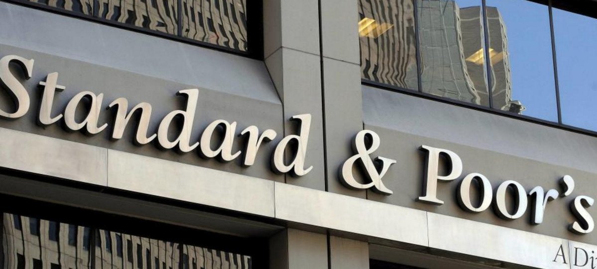 S&P: habrá más fusiones entre la banca española por la baja rentabilidad