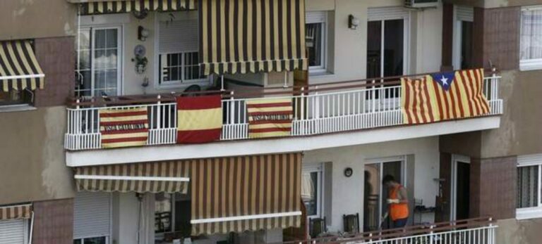 Terrazas en Cataluña con banderas españolas, catalanas, e independentistas